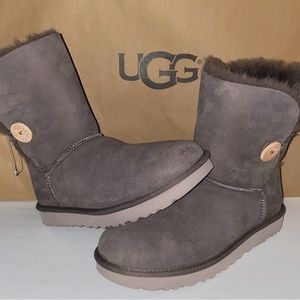NIB Ugg Bailey Button II